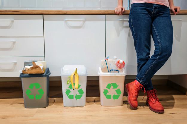 contenedores-basura-coloridos-llenos-plastico-bio-alimentos-papel_152404-7161